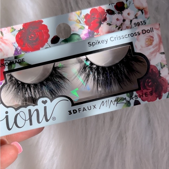 Spikey Criss Cross Mink Lashes - Picture 6 of 15